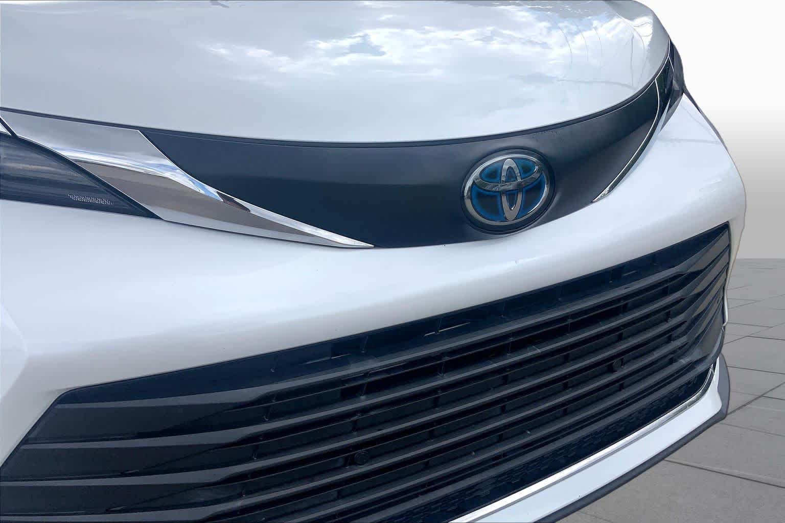 Used 2022 Wind Chill Pearl Toyota XLE image 29