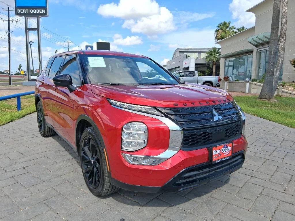 Used 2024  Mitsubishi SE image 1