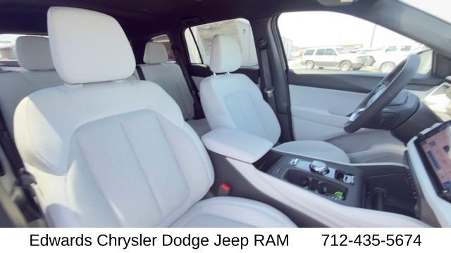 New 2026 Diamond Black Crystal Pearlcoat Jeep Laredo image 33