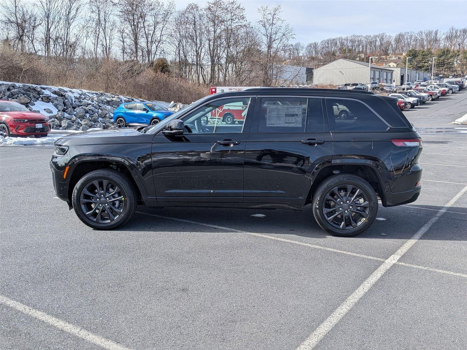 New 2026 Diamond Black Crystal Pearl-Coat Exterior Paint Jeep Limited Reserve image 8