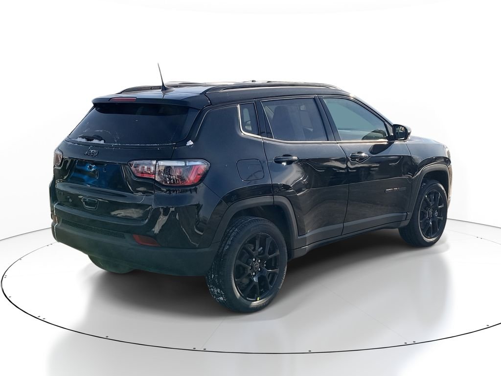 New 2026 Diamond Black Crystal Pearlcoat Jeep Latitude image 4