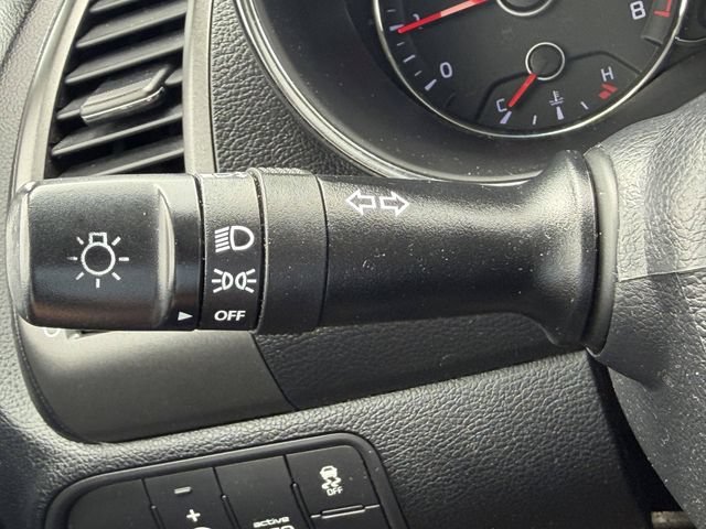 Used 2015 White Kia LX image 27