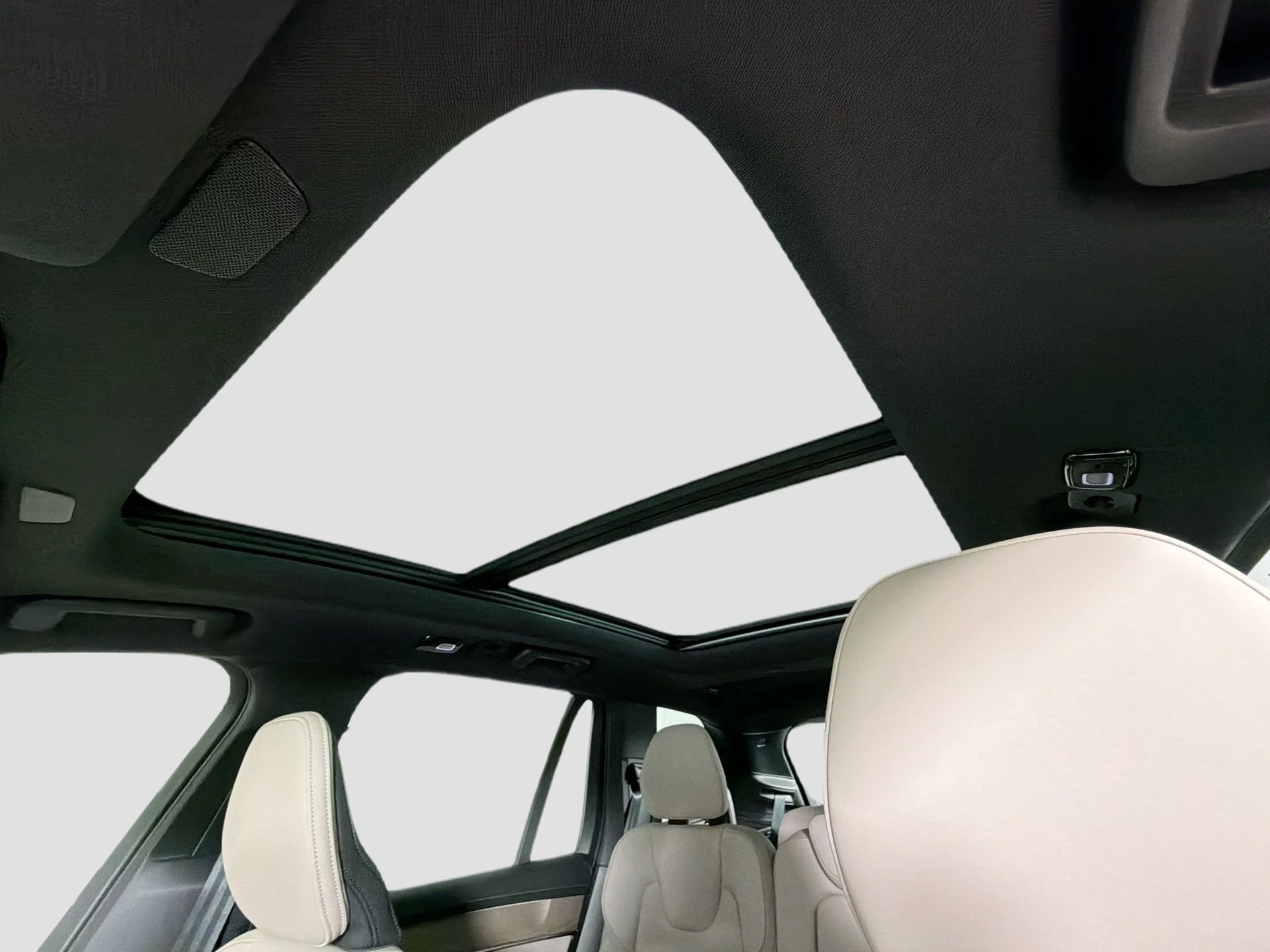 New 2026 Crystal White Volvo Plus image 21