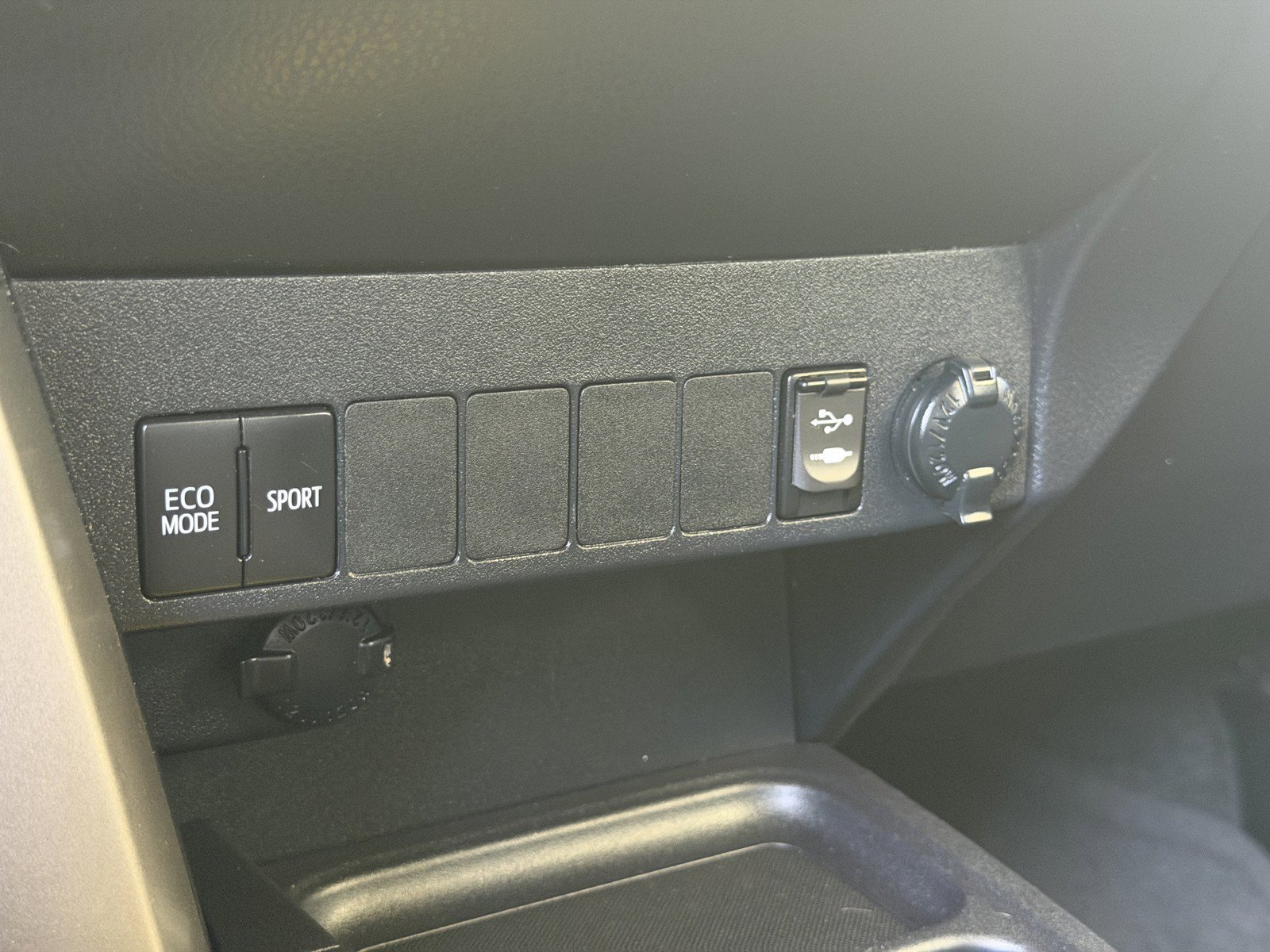 Used 2017 Super White Toyota XLE image 13