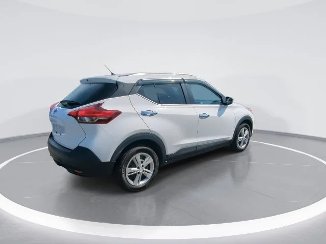 Used 2019 White Nissan S image 8