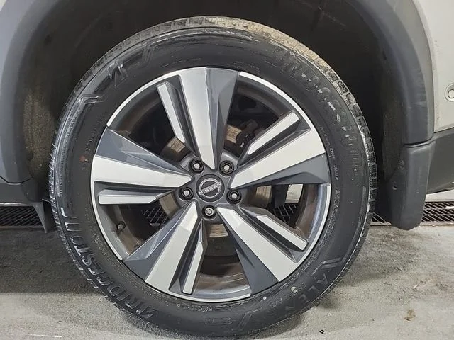 Used 2023 Brilliant Silver Metallic Nissan Platinum image 22