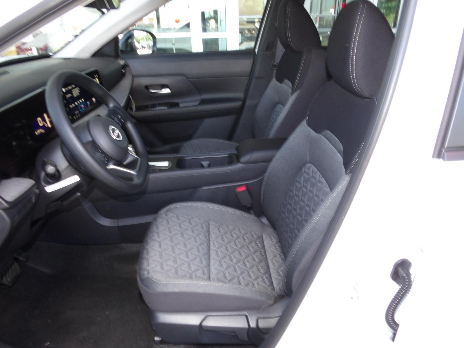 New 2026 Aspen White TriCoat / Super Black Two-tone Nissan SV image 15