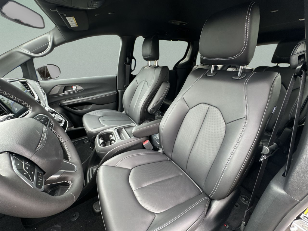 New 2027 Diamond Black Crystal Pearl-Coat Exterior Paint Chrysler Select image 22