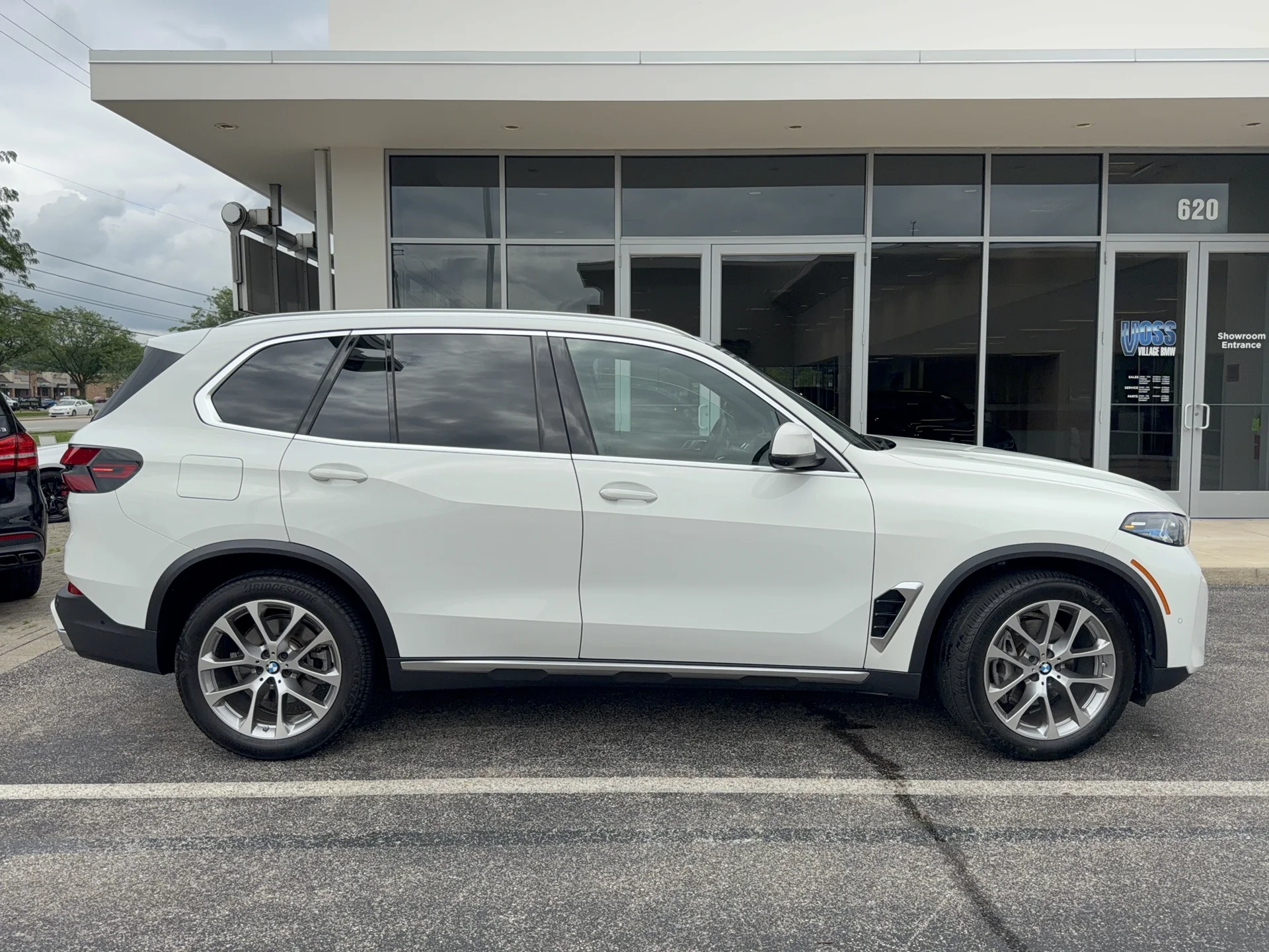 Certified Used 2024 Alpine White BMW xDrive40i image 2