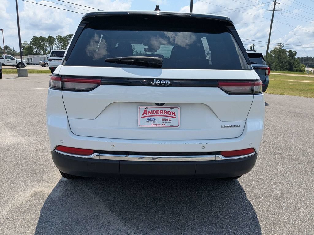 Used 2023 White Jeep Laredo image 5