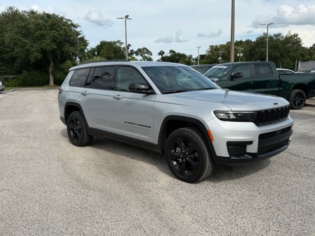Used 2025 Silver Jeep Altitude X image 1