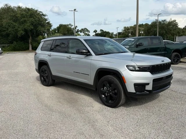 Used 2025 Silver Jeep Altitude X image 1
