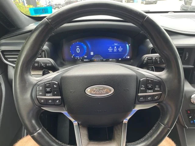 Used 2020 Black Metallic Ford Platinum image 18