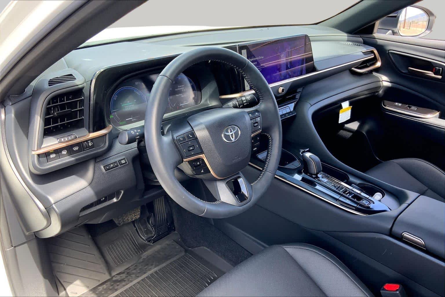 Used 2025 Oxygen White Toyota XLE image 17