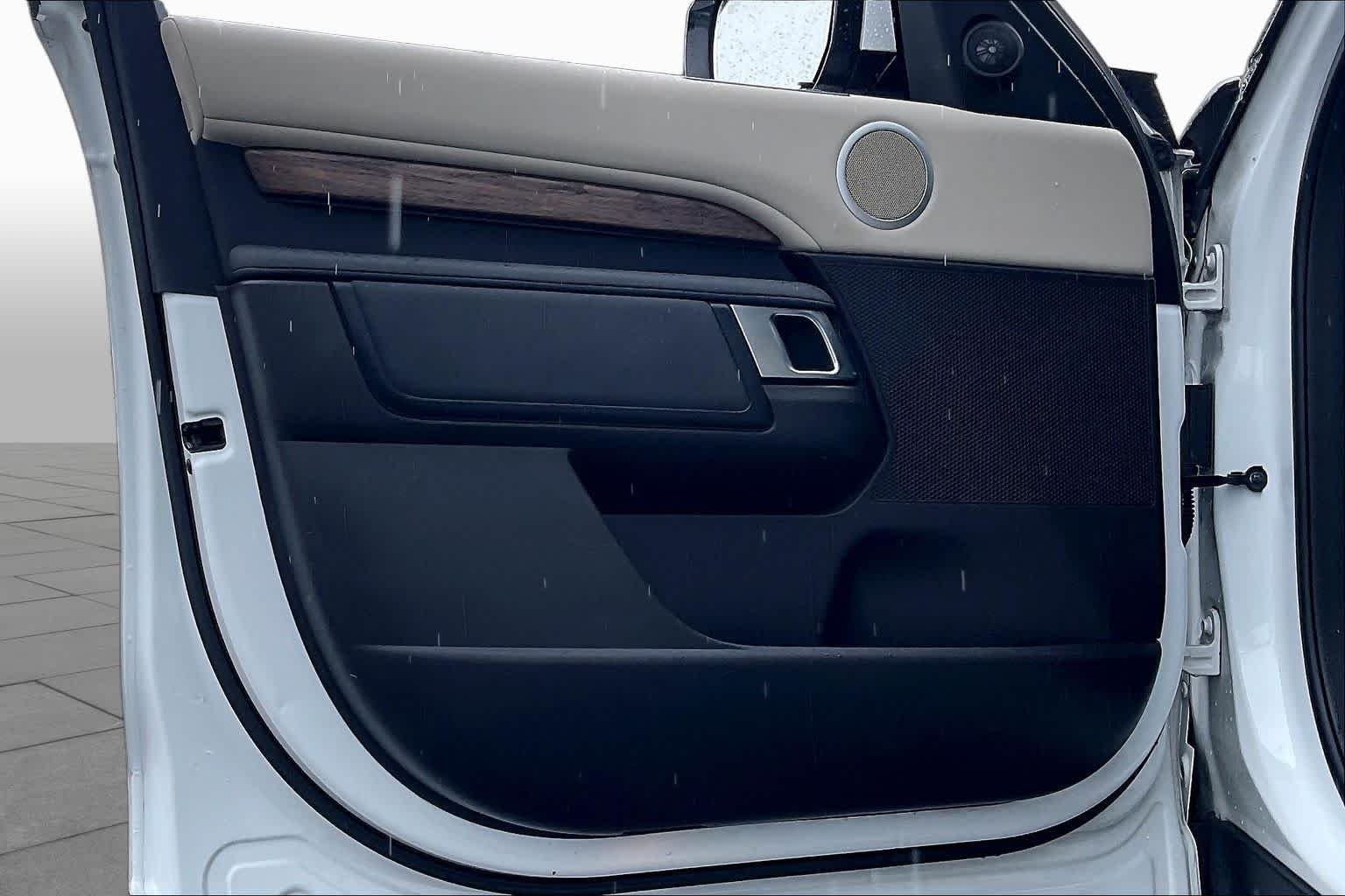 Used 2019 Fuji White Land Rover SE image 23