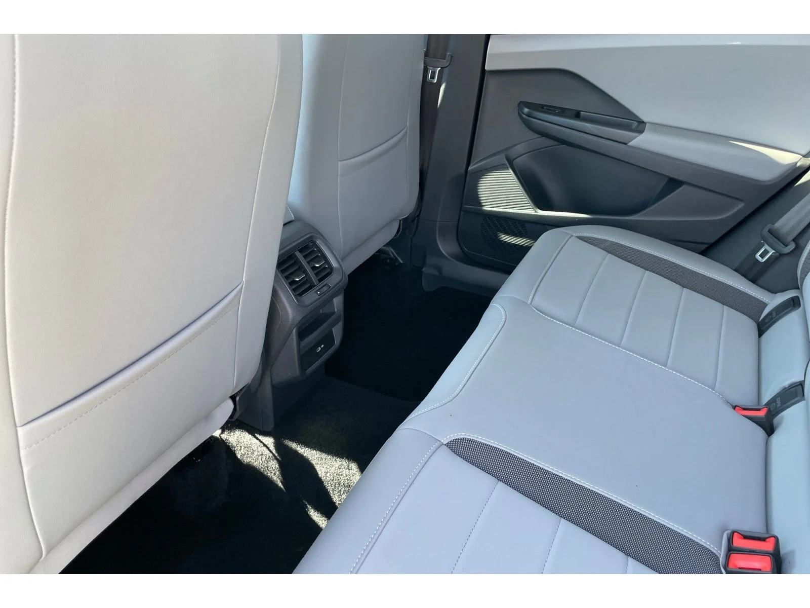 Used 2023 Pure White Volkswagen SE image 13