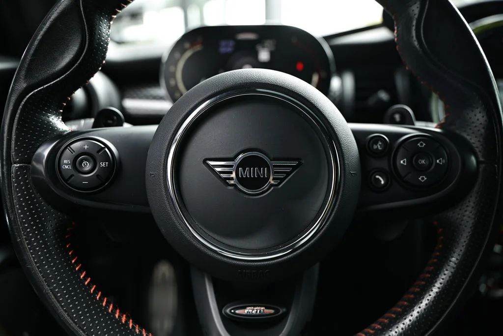 Used 2021 White Silver Metallic MINI Signature image 30