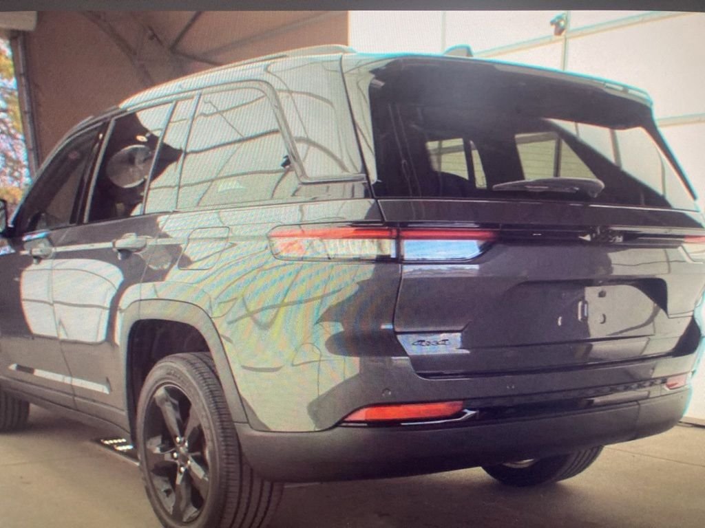 Used 2024 Gray Jeep Altitude image 8