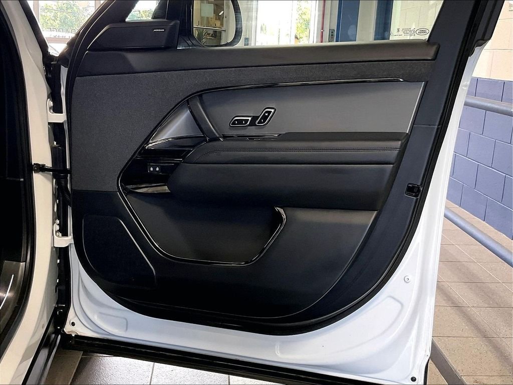 Used 2025 White Land Rover SE image 12