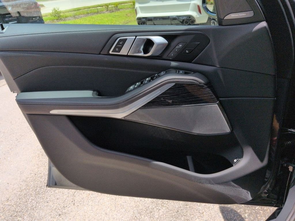 New 2026 Dravit Grey Metallic BMW xDrive50e image 31