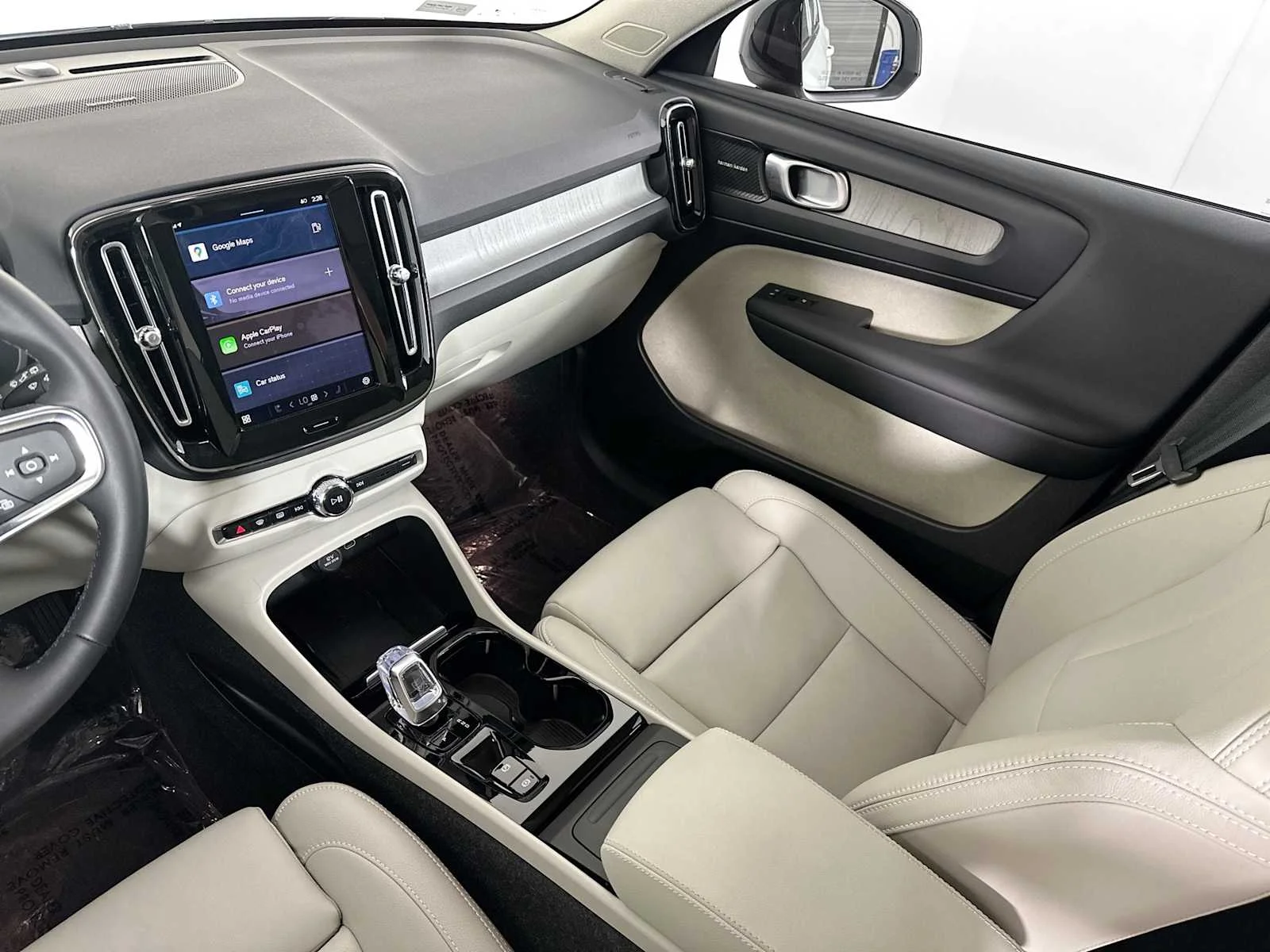 Certified Used 2025 Crystal White Volvo Plus image 22