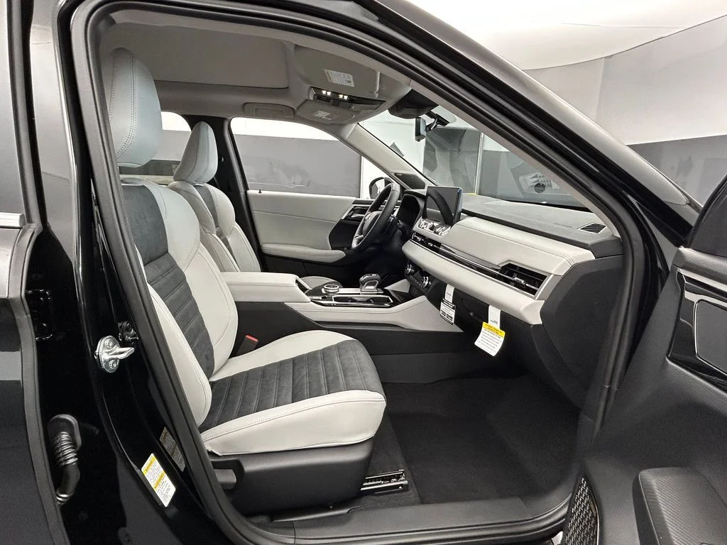 New 2026 Black Diamond Mitsubishi SE image 47