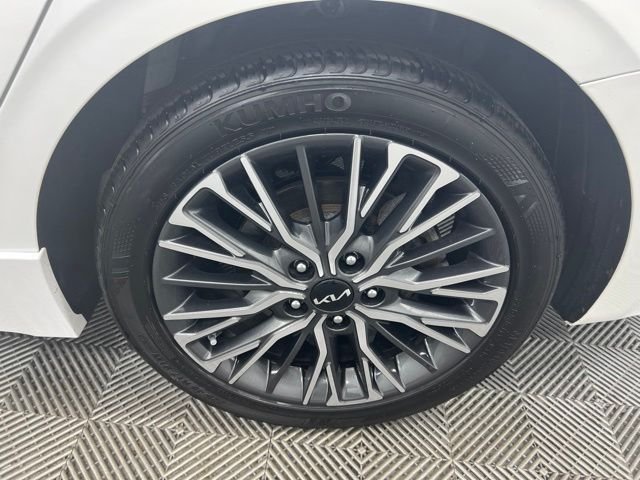 Used 2024 Snow White Pearl Kia GT-Line image 10