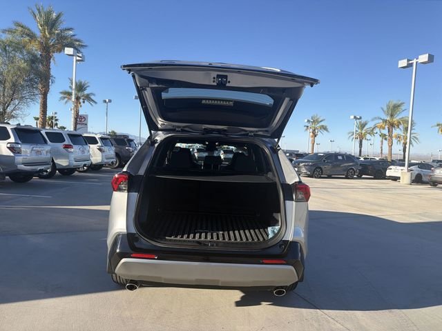 2025 Toyota RAV4 SE - Photo 31
