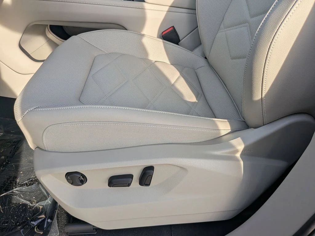 New 2026 Black Volkswagen 2.0T SE w/Technology image 19