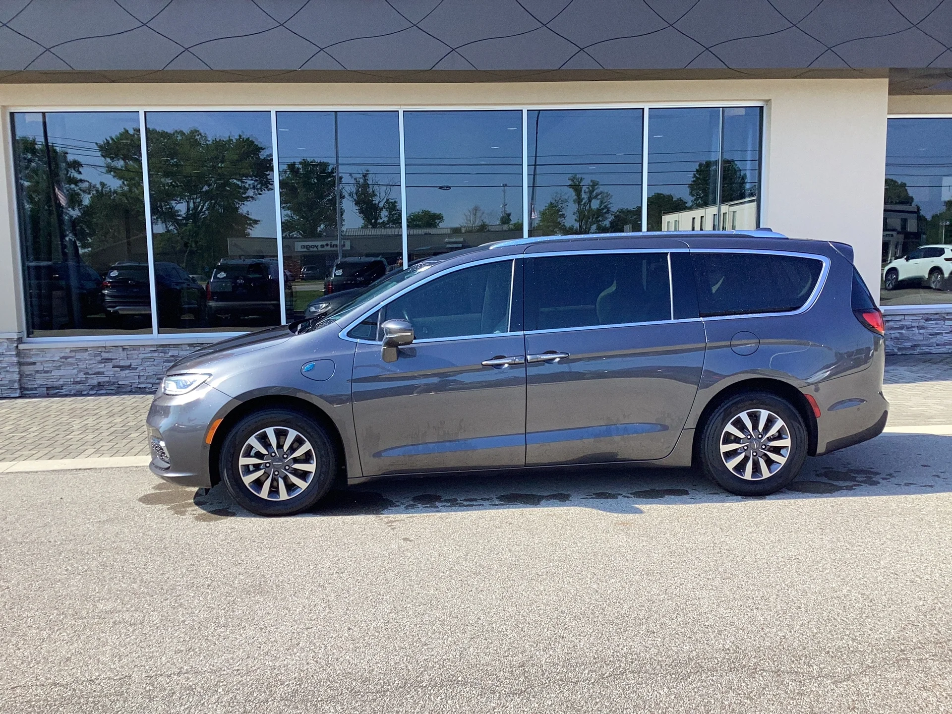 Used 2021 Granite Crystal Metallic Clear Coat Chrysler Touring L image 7