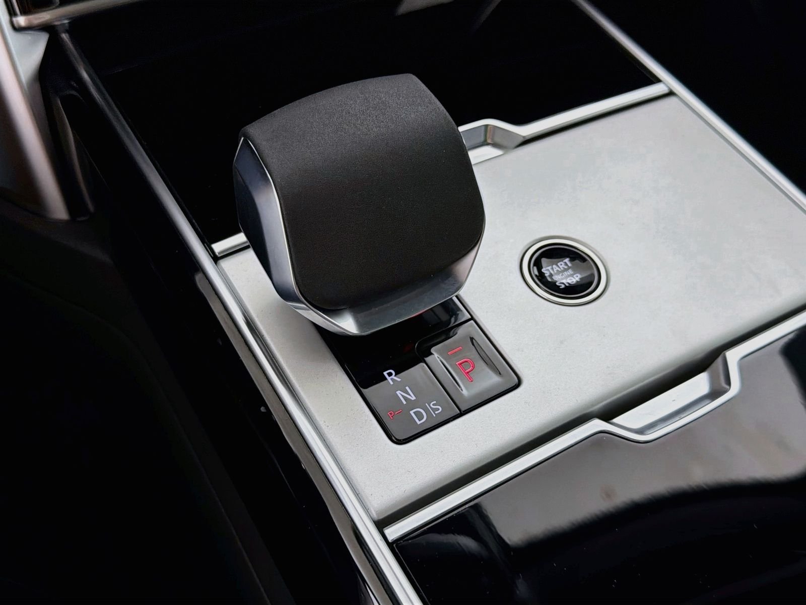 New 2026 Santorini Black Land Rover SE image 16