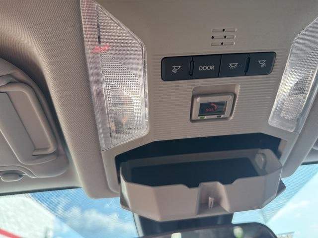 2025 Toyota RAV4 XLE - Photo 40