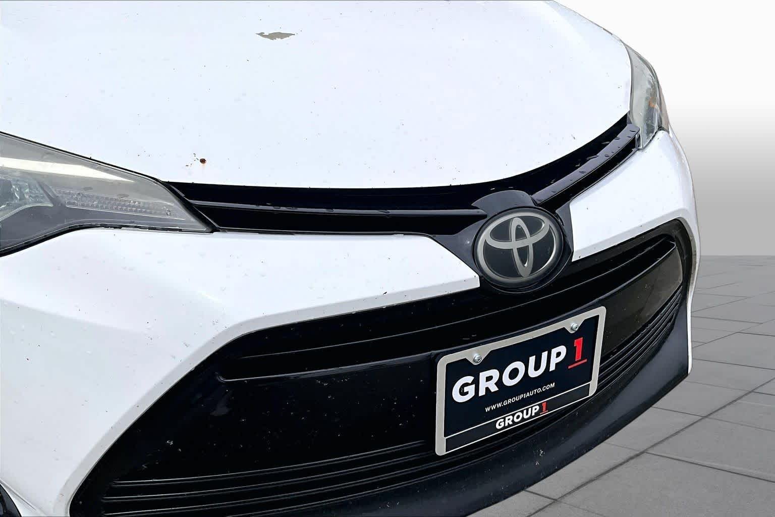 Used 2018 Super White Toyota LE image 28