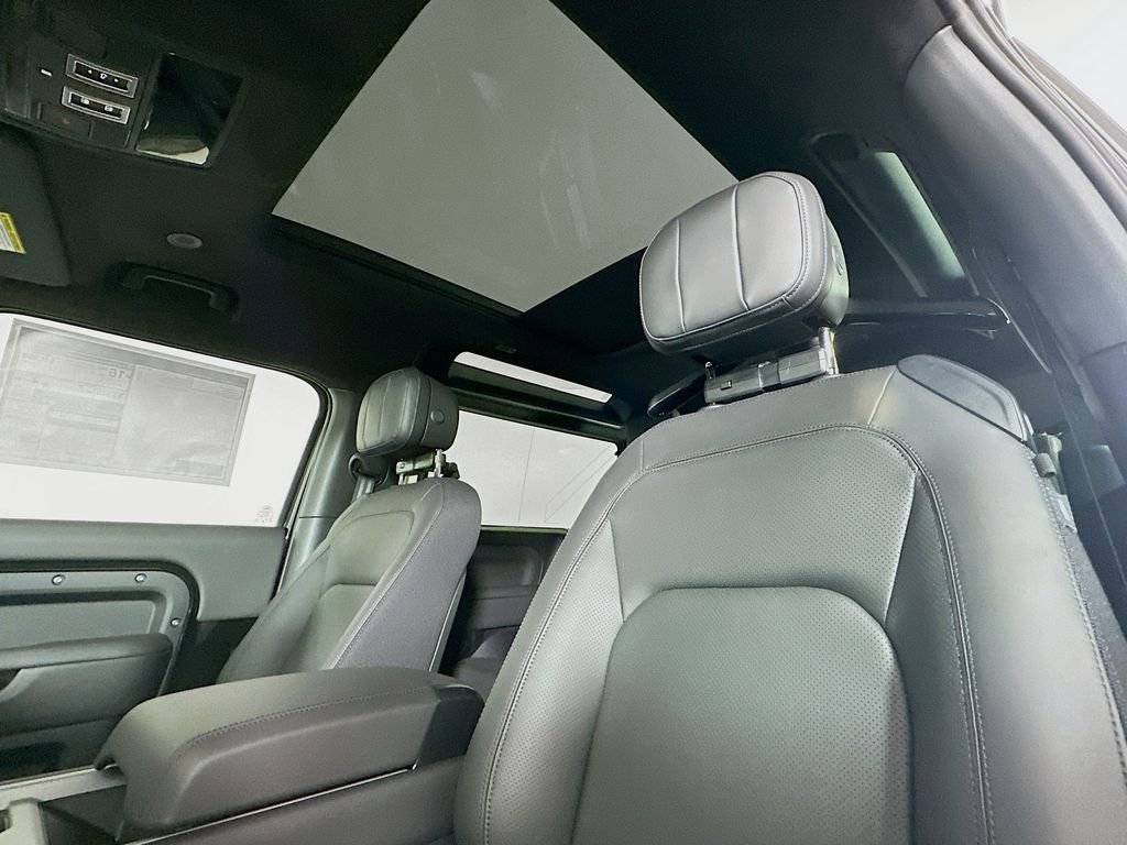 2026 Land Rover Defender V8 - Photo 16