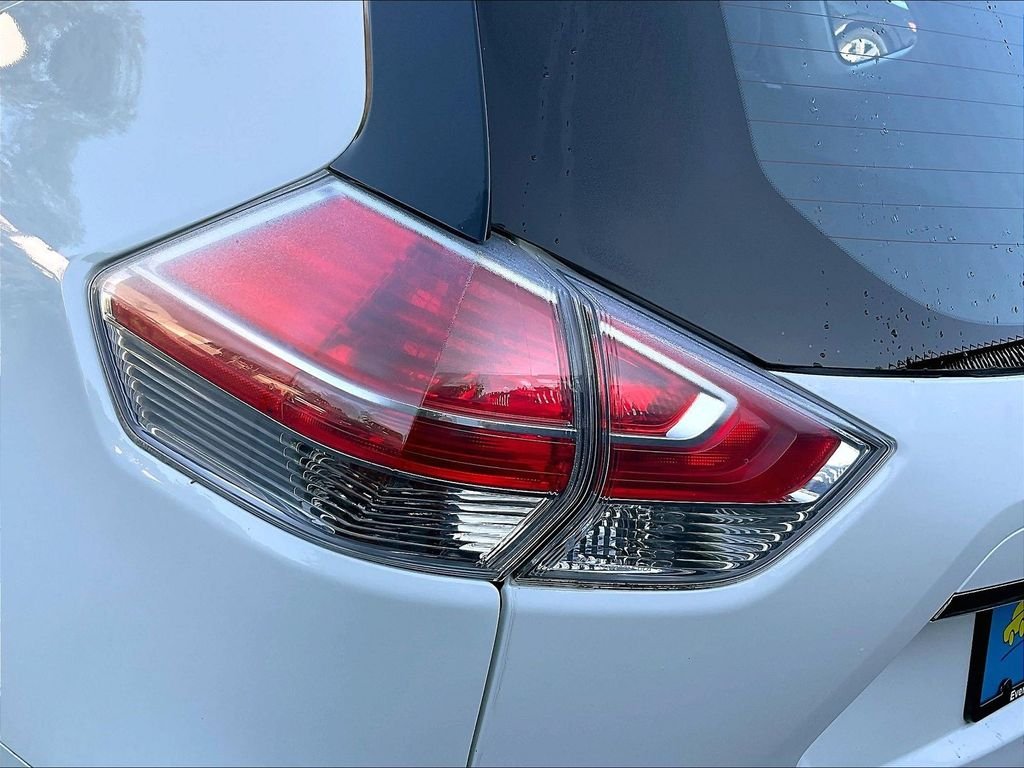 Used 2015 Glacier White Nissan S image 33