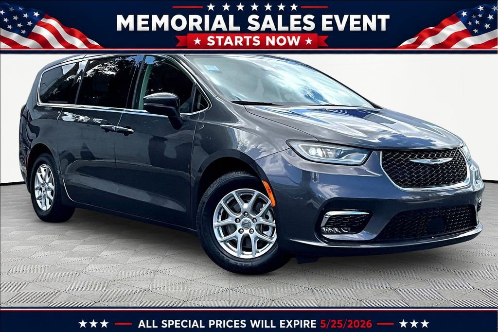 2023 Chrysler Pacifica Touring L's photo