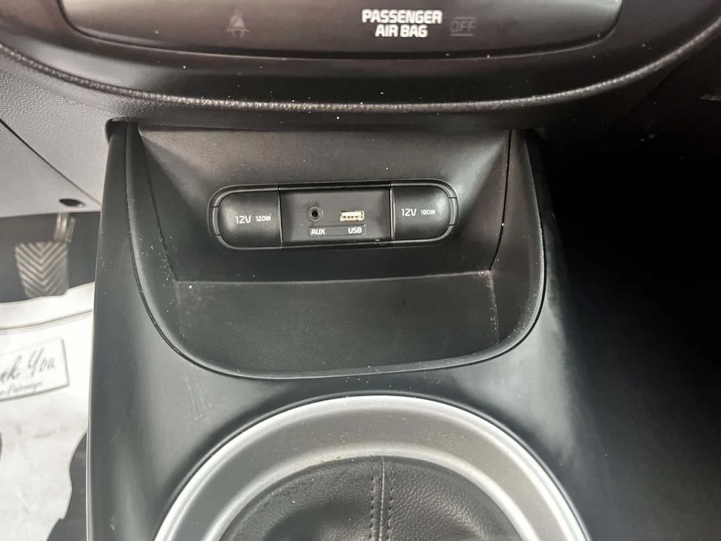 Used 2018 White Kia Base image 16