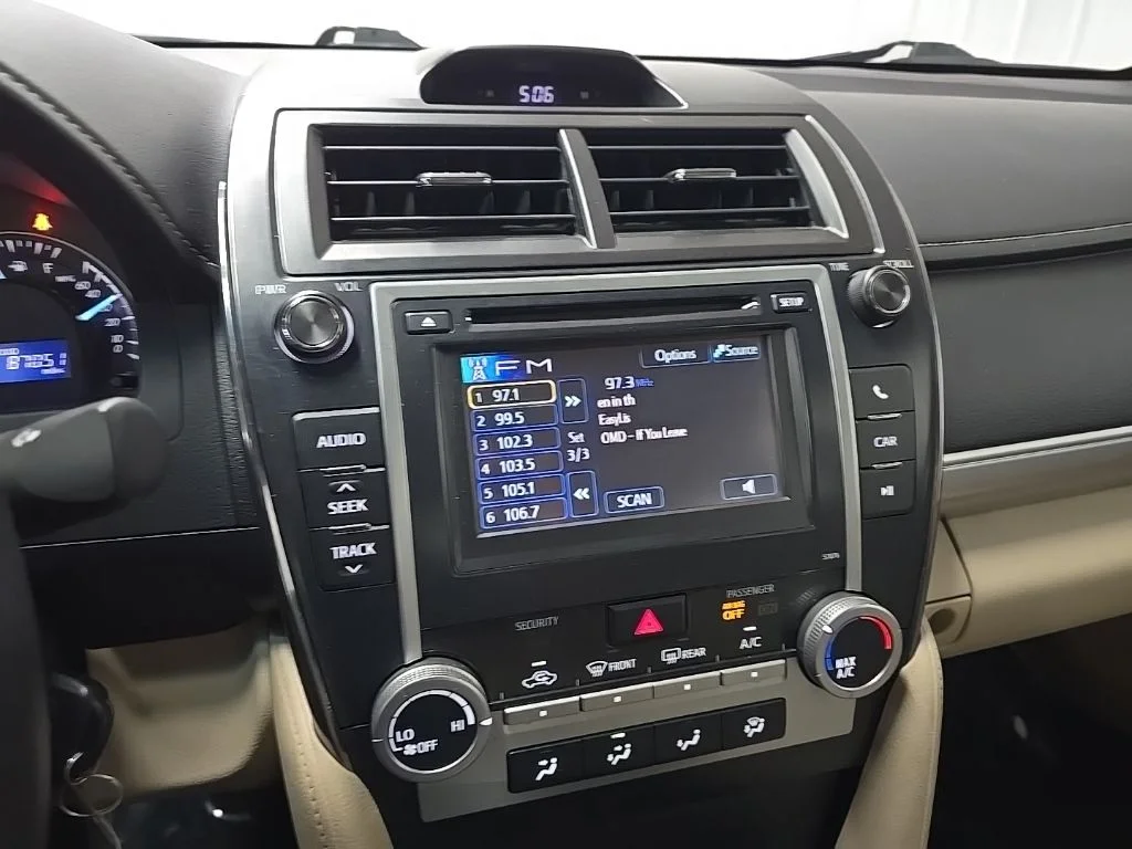 Used 2013 Red Toyota LE image 23