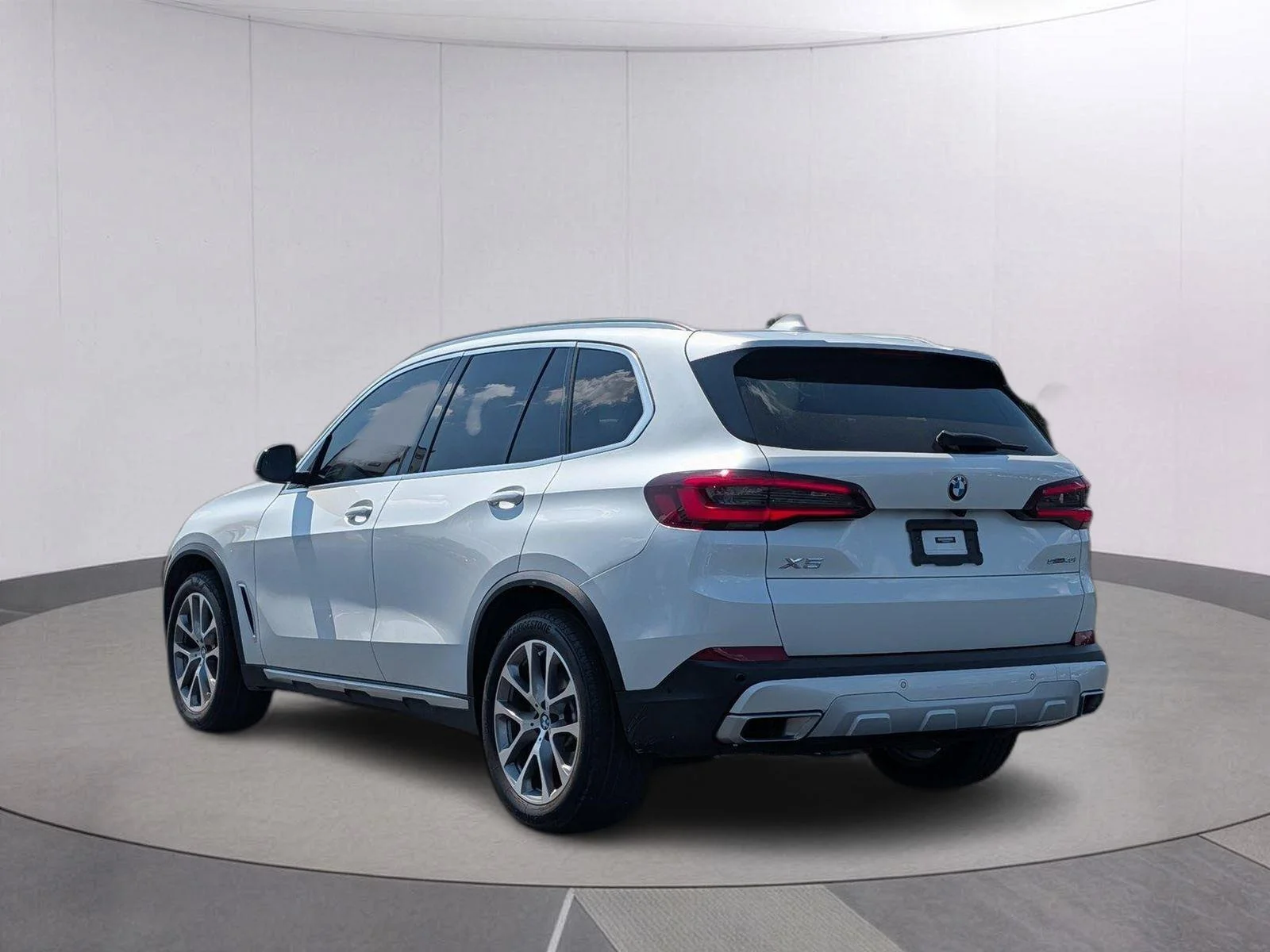 Used 2023 Mineral White Metallic BMW sDrive40i image 3