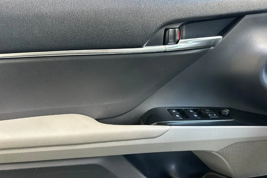 Used 2020 White Toyota LE image 11