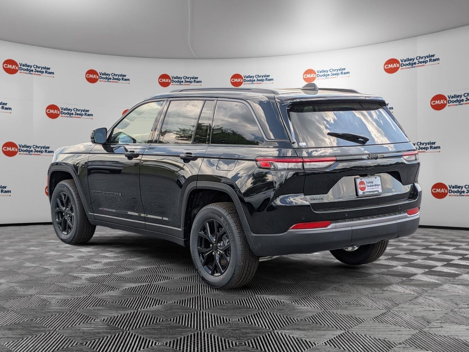 New 2026 Diamond Black Crystal Pearl-Coat Exterior Paint Jeep Laredo Altitude image 7