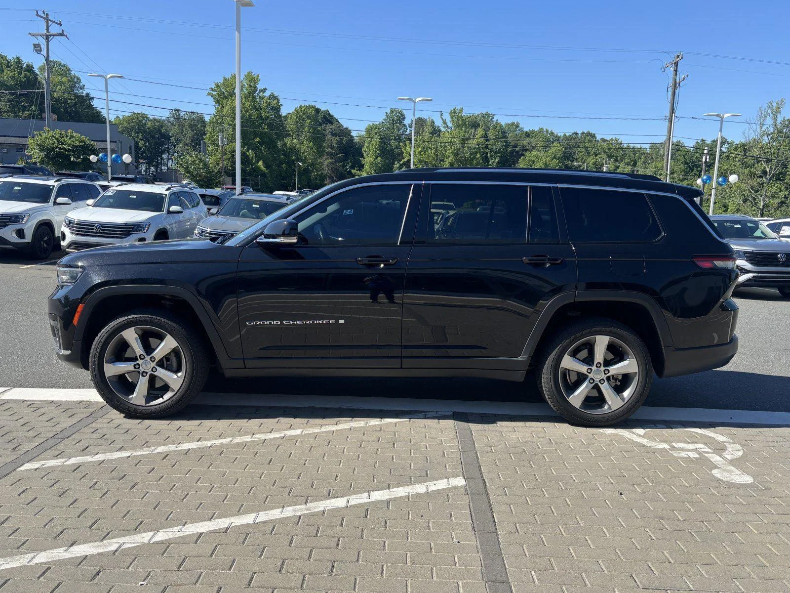 Used 2021 Diamond Black Crystal Pearlcoat Jeep Limited image 2