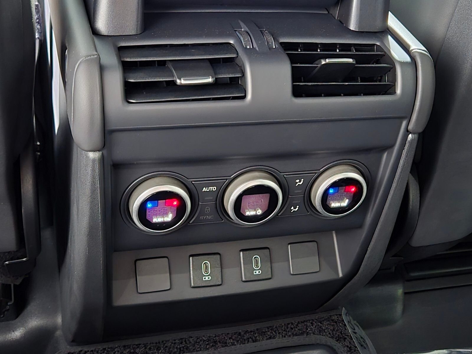 2026 Land Rover Defender X-Dynamic SE - Photo 14