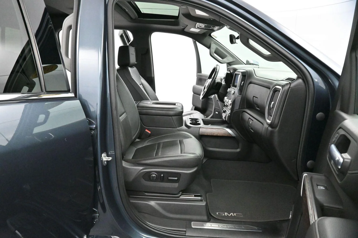 Used 2020 Dark Sky Metallic GMC Denali image 32