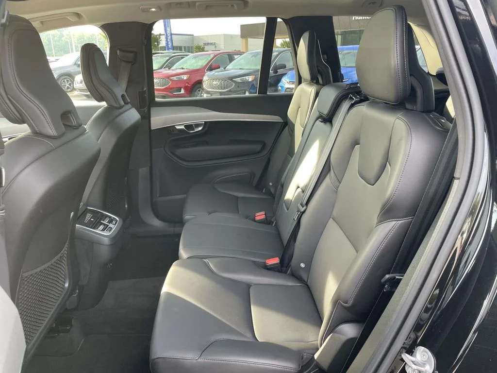 Used 2025 Onyx Black Metallic Volvo Core image 3