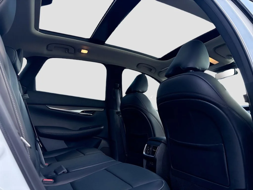 Used 2023 White INFINITI LUXE image 19