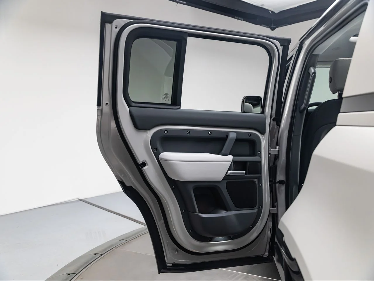 New 2026 Borasco Grey Land Rover P400 X-Dynamic SE image 25