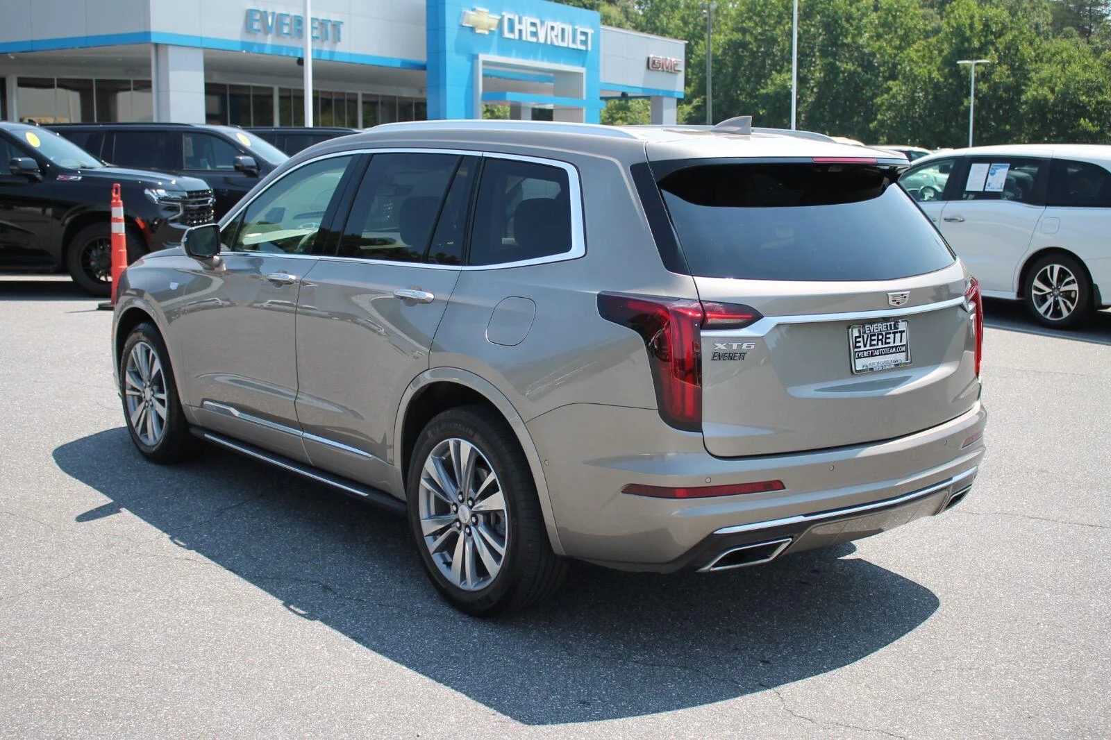 Used 2022 Latte Metallic Cadillac Premium Luxury image 6