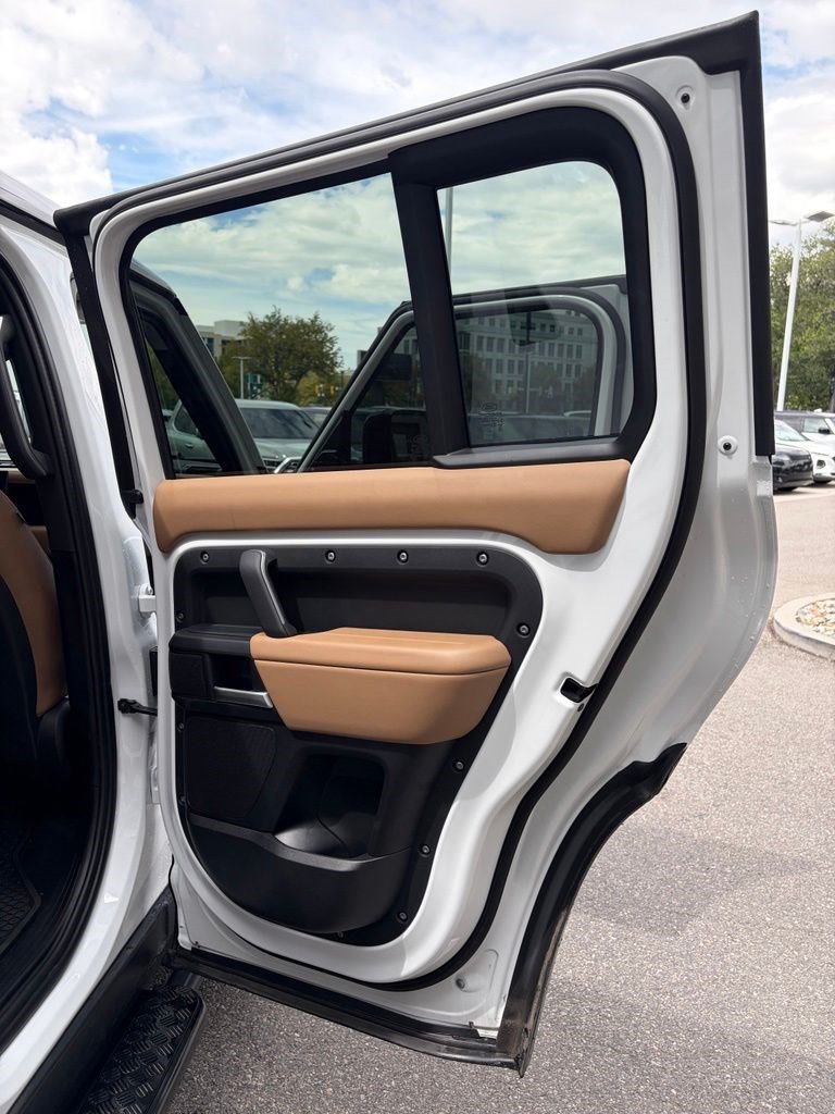 Used 2025 White Land Rover 110 P400 X-Dynamic SE image 11