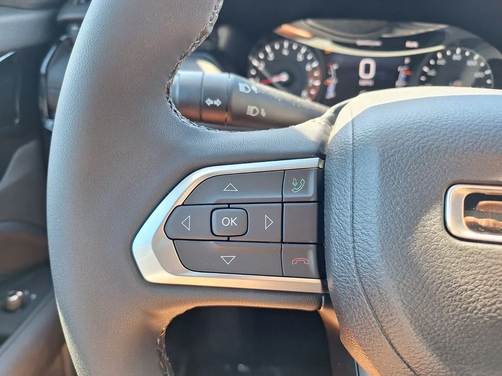 New 2026 Diamond Black Crystal Pearlcoat Jeep Latitude image 22